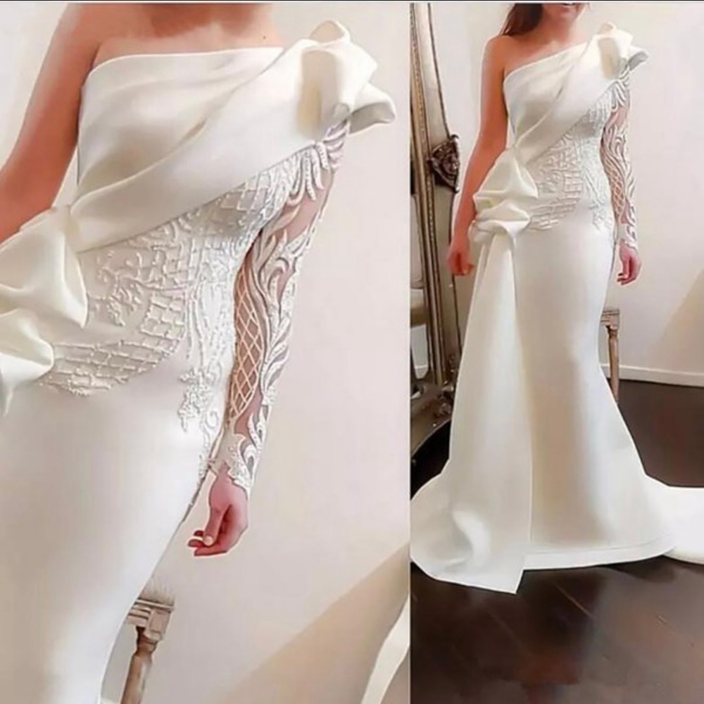 A beautiful one shoulder gown black